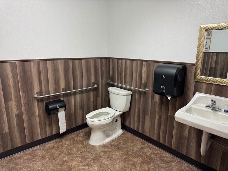 More Photos Of 1219 N Carpenter Rd, Modesto Storefront Retail Office For Lease