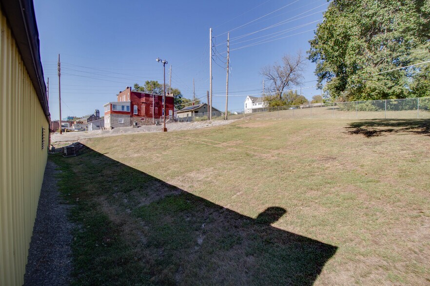 More Photos Of 808 E Broadway, Alton Specialty For Sale