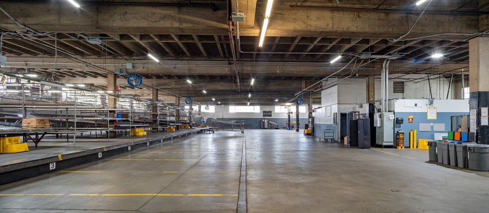 More Photos Of 10690 Santa Monica Blvd, Los Angeles Warehouse For Lease