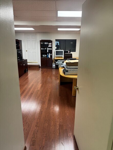 More Photos Of 711 W 17th St, Costa Mesa Light Manufacturing For Sale