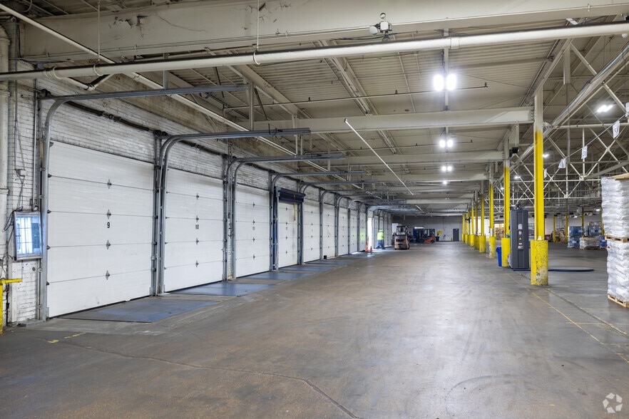 More Photos Of 7110-7140 N Broadway, Saint Louis Warehouse For Lease