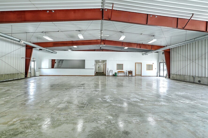 More Photos Of 1055 E Main Rd, Portsmouth Warehouse For Lease