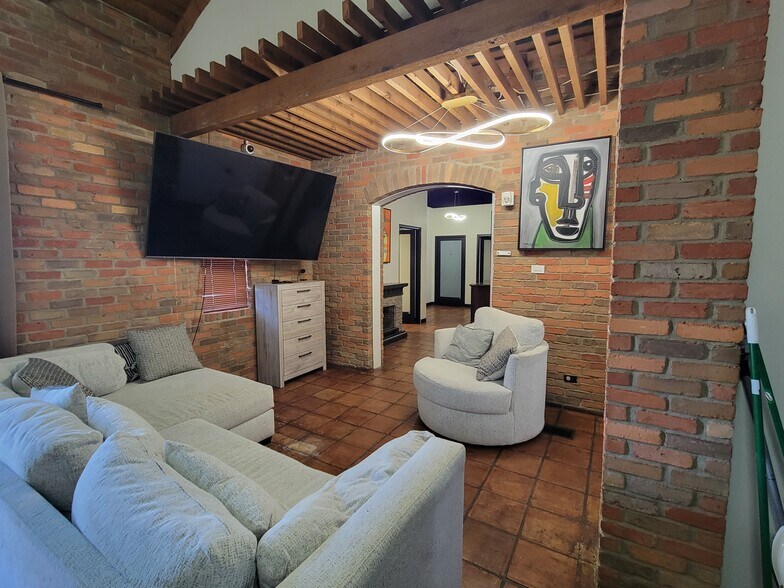 More Photos Of 2323 N Walton Walker Blvd, Dallas Office For Sale