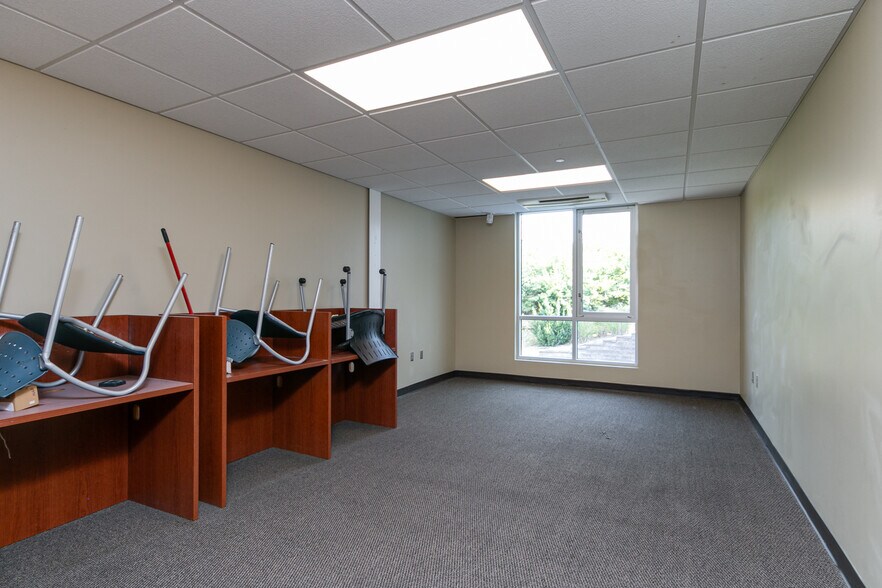 More Photos Of 1632 McCain Ln, Manhattan Sorority Fraternity House For Sale