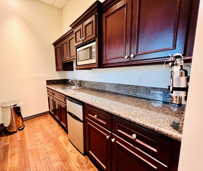 More Photos Of 13323 W Washington Blvd, Culver City Medical For Lease