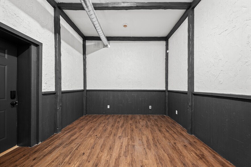 More Photos Of 2400 24th St, Rock Island Office Residential For Lease