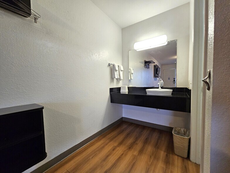 More Photos Of 1920 Bob Griffin Rd, Cameron Hotel For Sale