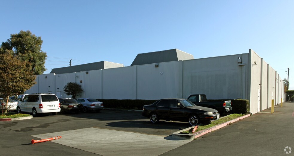 More Photos Of 3000 W Warner Ave, Santa Ana Manufacturing For Lease