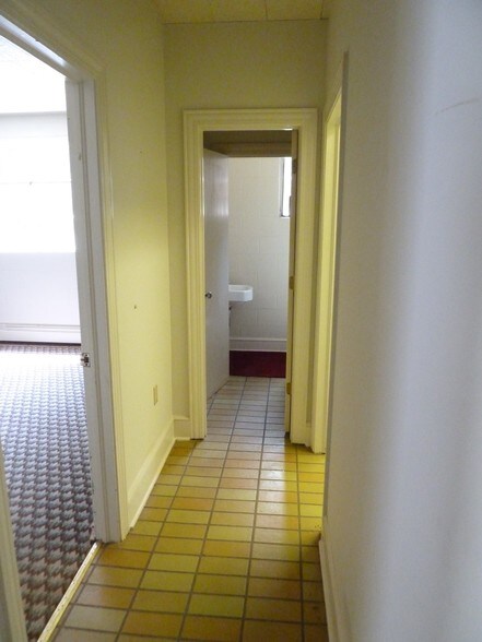 More Photos Of 910 Edgefield St, Greenwood Light Distribution For Sale