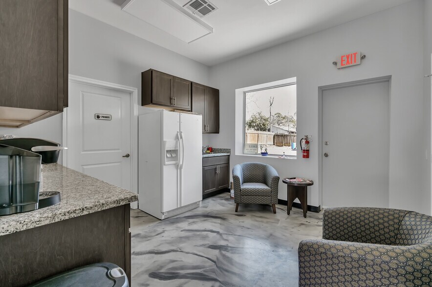 More Photos Of 1308 N Frazier St, Conroe Service For Sale