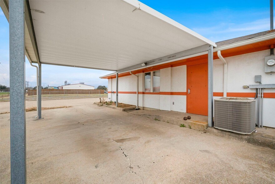 More Photos Of 240 Exchange St, Burleson Auto Dealership For Sale