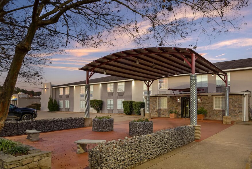 More Photos Of 5131 University Pky, Natchitoches Hotel For Sale
