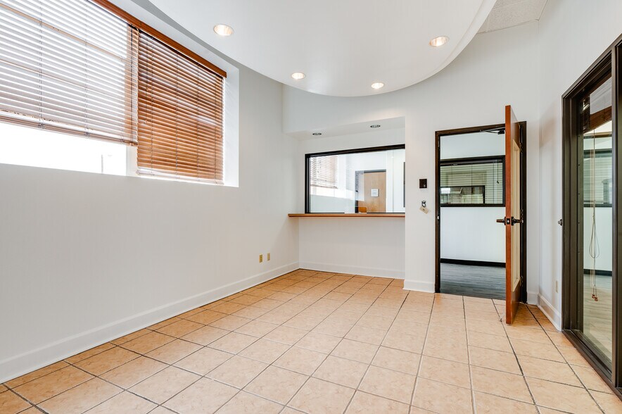 More Photos Of 8408 Chancellor Row, Dallas Warehouse For Lease