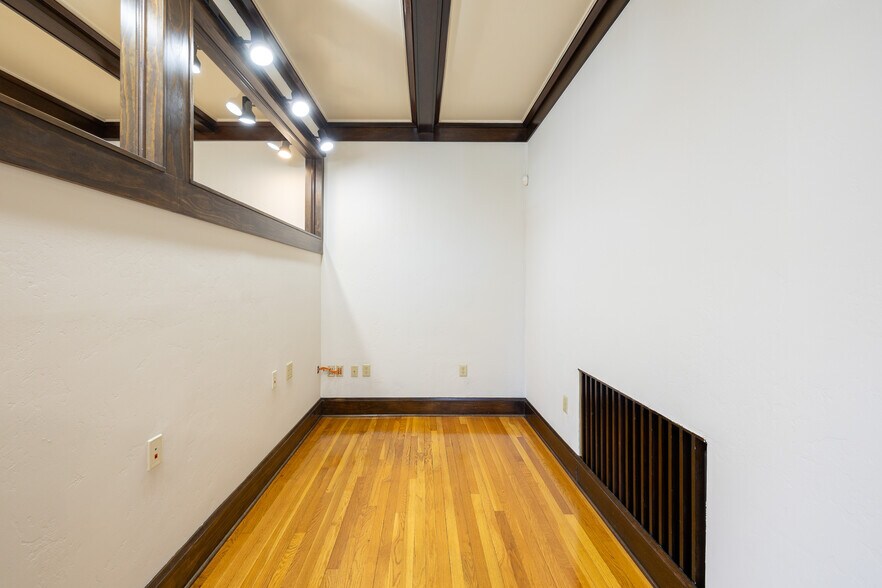 More Photos Of 717 W Riordan Rd, Flagstaff Storefront Retail Office For Sale