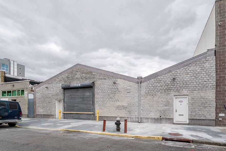 Primary Photo Of 234 Russell St, Brooklyn Showroom For Lease
