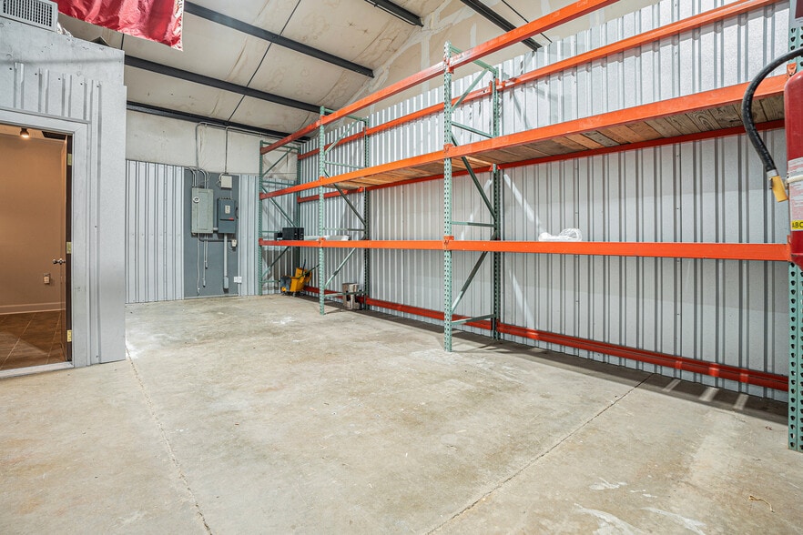 More Photos Of 110 N Walker St, Angleton Warehouse For Lease