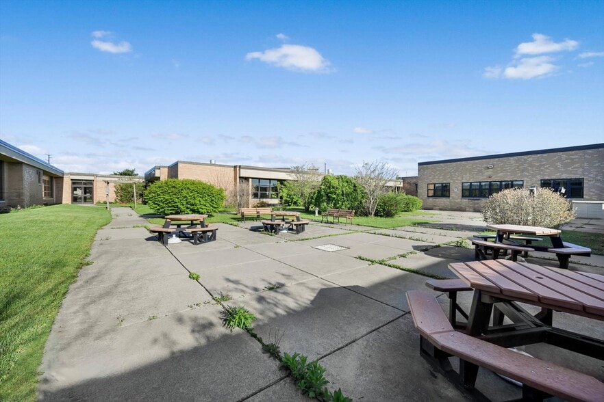 More Photos Of 2835 Mountain View Dr, Bath Office For Sale