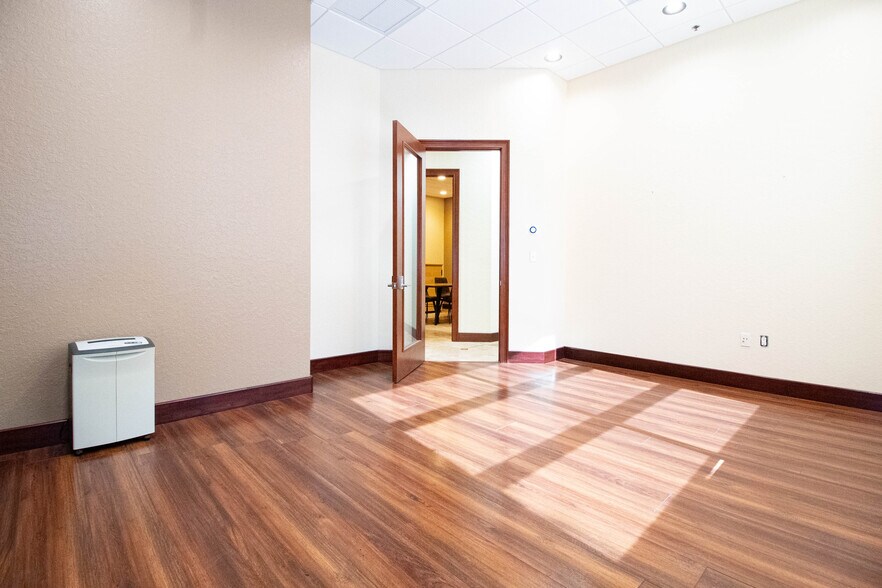 More Photos Of 8810 Commodity Cir, Orlando Showroom For Lease