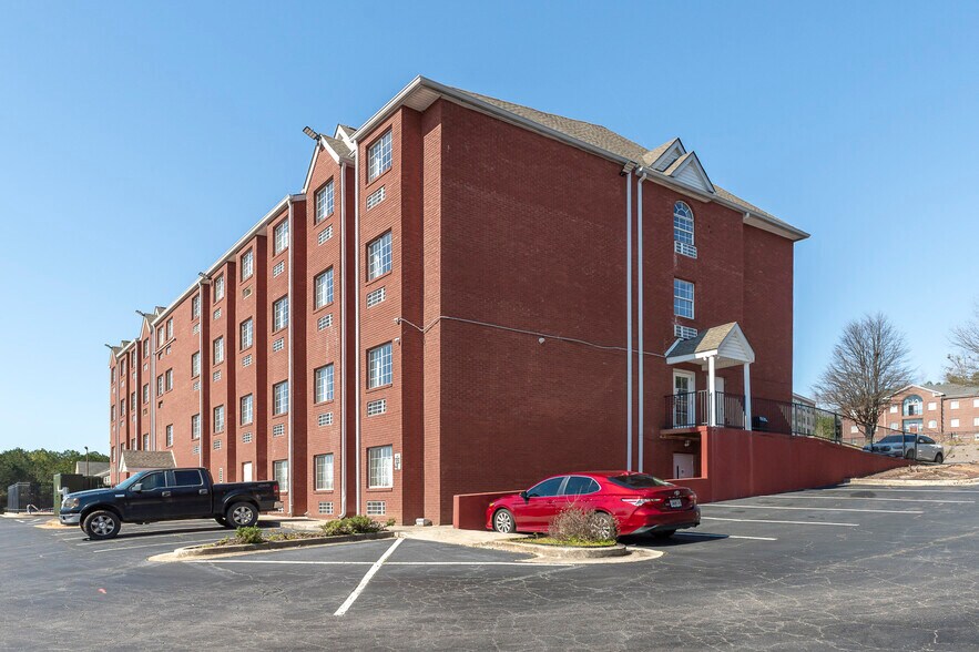 More Photos Of 195 Country Club Dr, Stockbridge Hotel For Sale