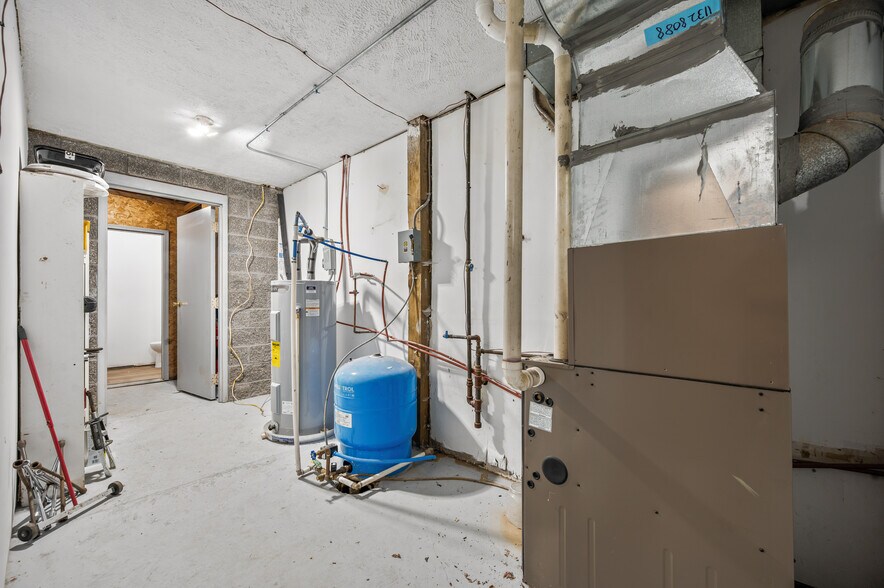 More Photos Of 18470 195th ave, Big Rapids Office For Sale