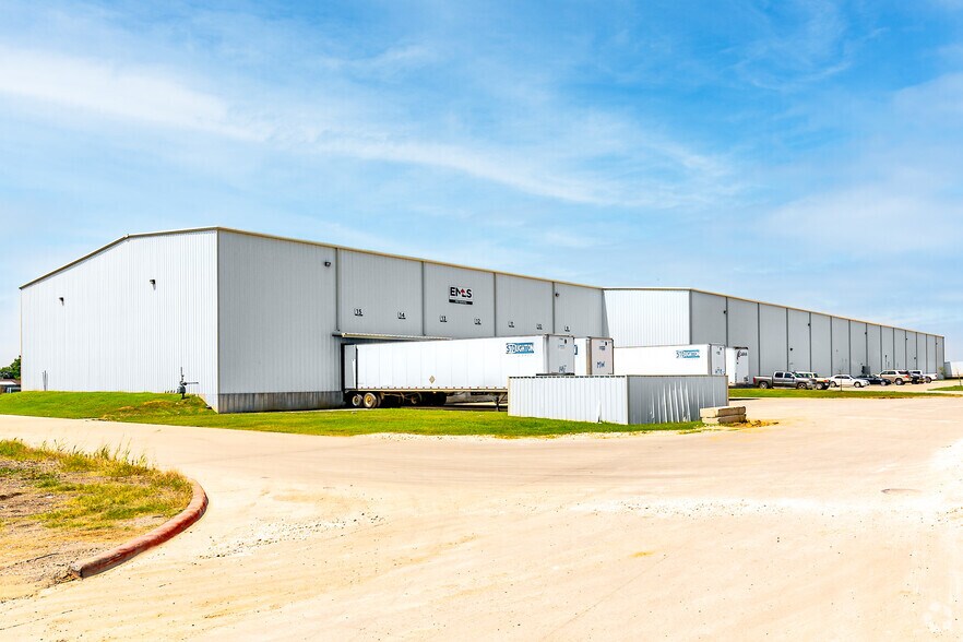 More Photos Of 940 N Masch Branch Rd, Denton Warehouse For Lease