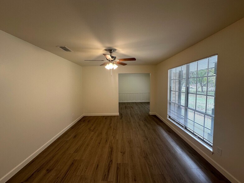 More Photos Of 2043 Cherry Laurel Dr, Spring Office For Lease