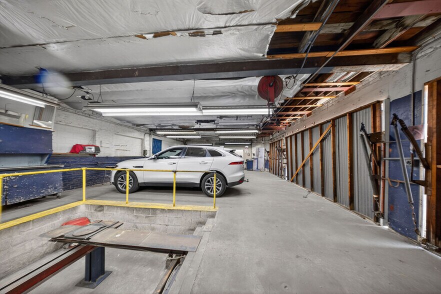 More Photos Of 959 Gower St, Los Angeles Auto Repair For Lease