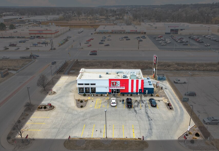 More Photos Of 4440 16th St, Moline Freestanding For Sale