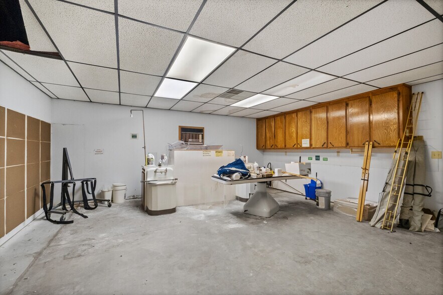 More Photos Of 1400 Locust st, Stilwell Office Residential For Sale