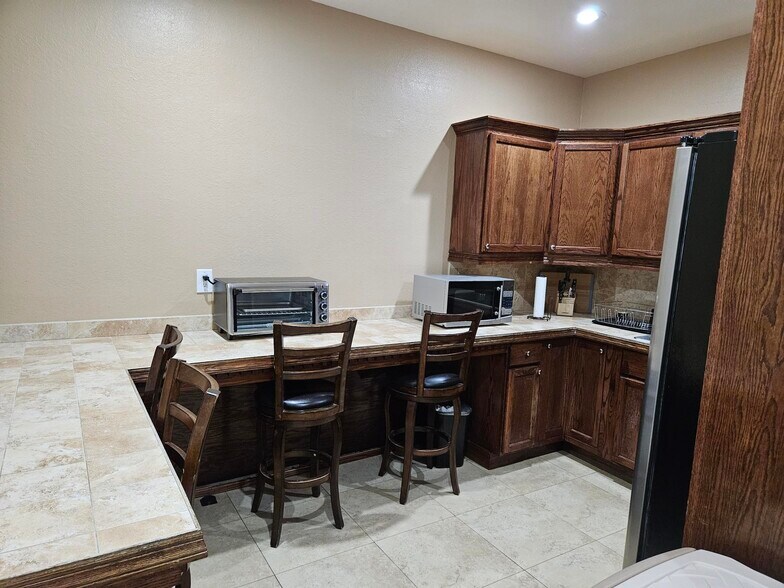 More Photos Of 8111-8119 NW 33rd St, Miami Warehouse For Sale