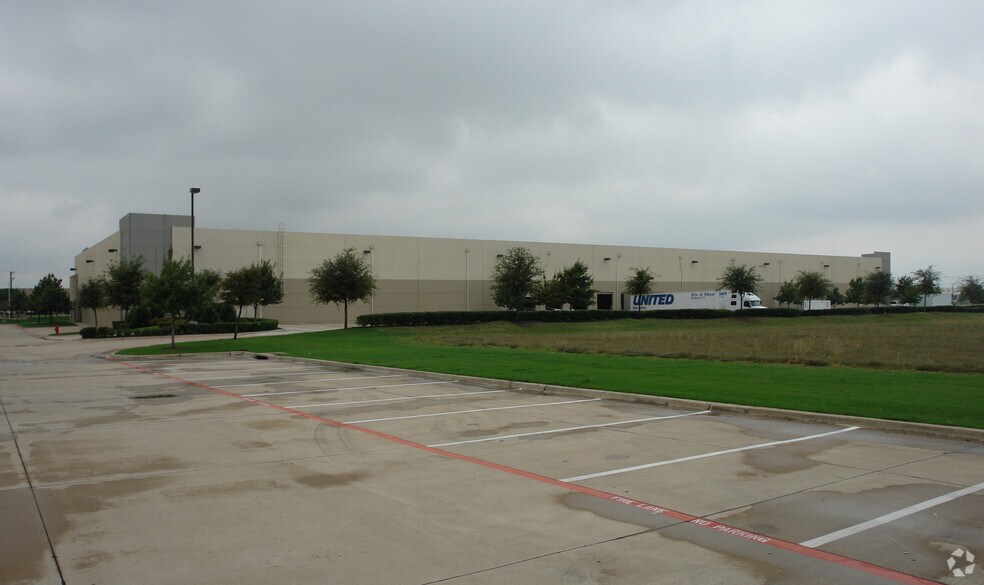 More Photos Of 700 Freeport Pky, Coppell Warehouse For Lease