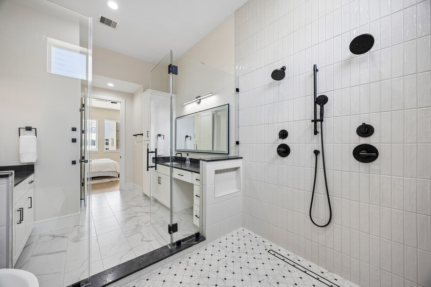 More Photos Of 5821 Winsome Ln, Houston Apartments For Sale
