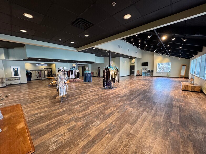 More Photos Of 2030 Main St, Batavia Freestanding For Lease