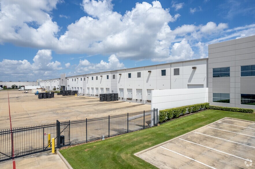 More Photos Of 4300 Malone Dr, Pasadena Warehouse For Lease