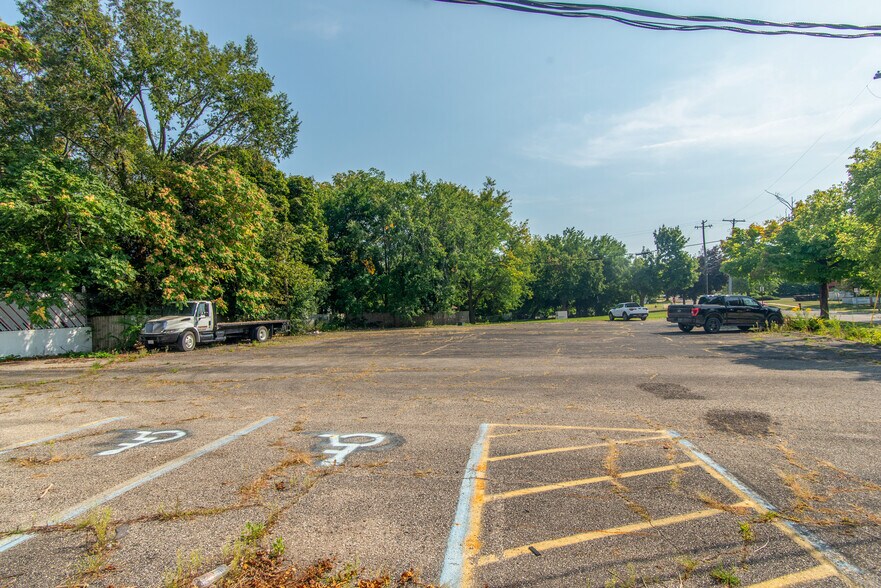 More Photos Of 1319 E Michigan Ave, Jackson Restaurant For Sale