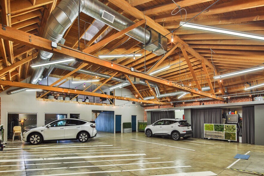 More Photos Of 1319-1321 W 11th St, Los Angeles Showroom For Sale