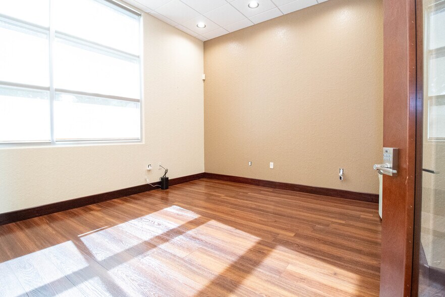 More Photos Of 8810 Commodity Cir, Orlando Showroom For Lease