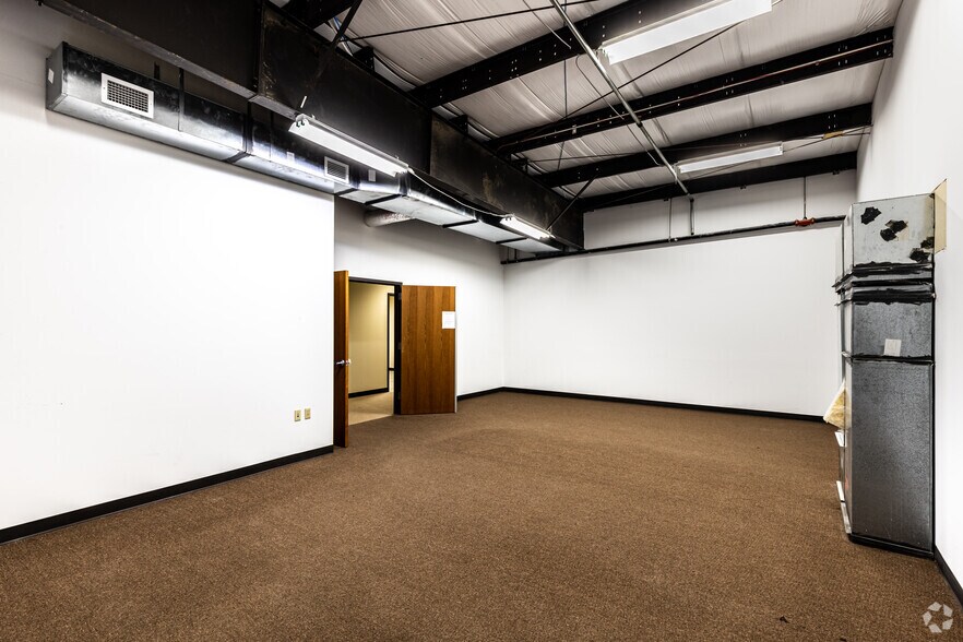 More Photos Of 1131 SW Winding Rd, Topeka Office For Sale