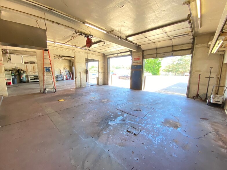 More Photos Of 1700 E Old Shakopee Rd, Minneapolis Auto Repair For Sale