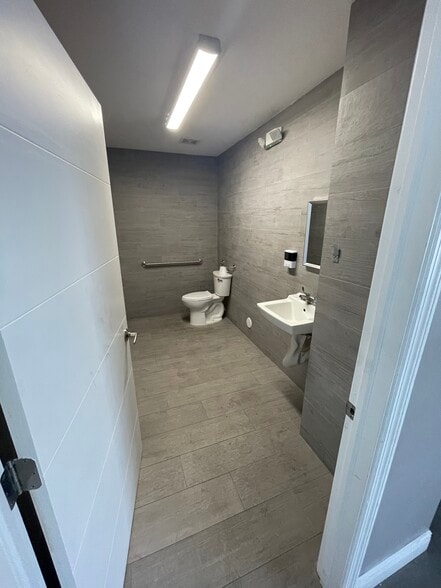 More Photos Of 5731 SW 23rd St, West Park Auto Repair For Lease