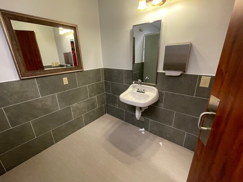 More Photos Of 11511 N Garden St, Houston Office Residential For Sale