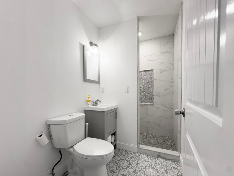 More Photos Of 5100 Atlantic Ave, Wildwood Hotel For Sale