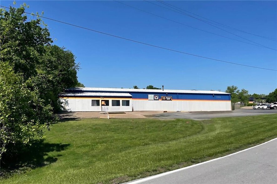 Primary Photo Of 1502 SW Market St, Lees Summit Industrial For Sale