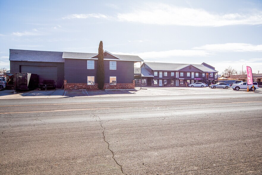 More Photos Of 819 N Navajo Dr, Page Storefront Retail Office For Sale