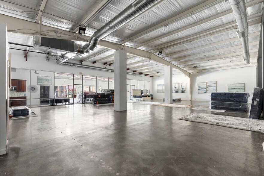 More Photos Of 11425 N 66th St, Largo Showroom For Lease