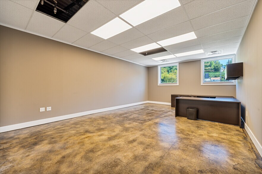 More Photos Of 1537-1545 Hansford St, Charleston Light Distribution For Lease