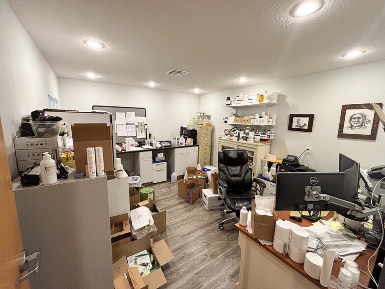 More Photos Of 4173 N 20th St, Ozark Warehouse For Lease