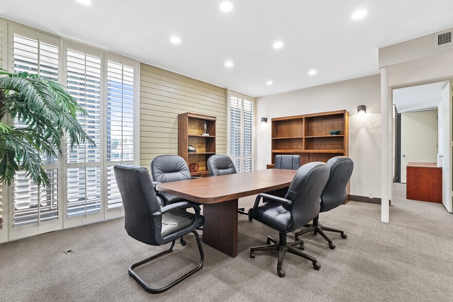 More Photos Of 1905 N Main St, Santa Ana Office For Lease