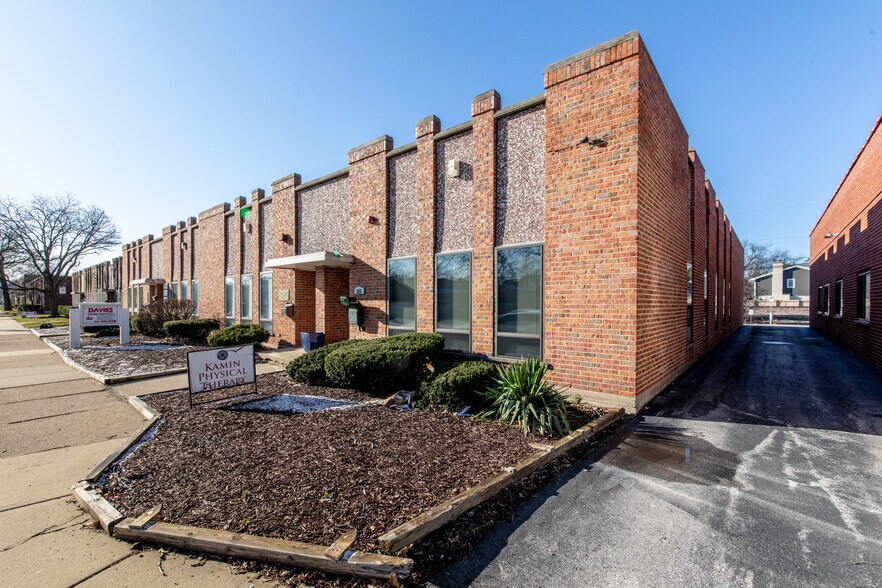 More Photos Of 828 Busse Hwy, Park Ridge Office For Sale