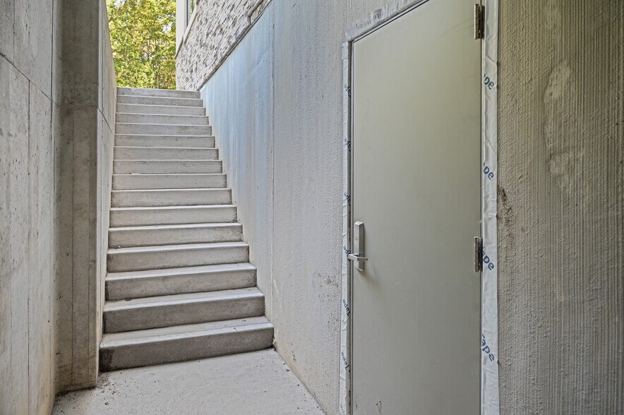 More Photos Of 451 Cross St, Lakewood Office For Sale